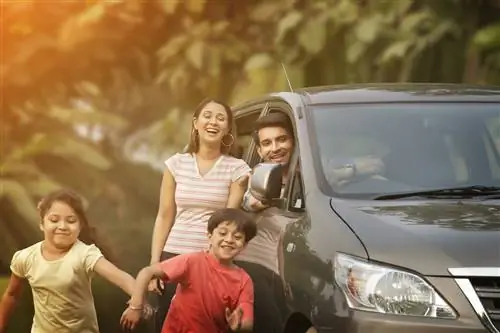 Семья на машине