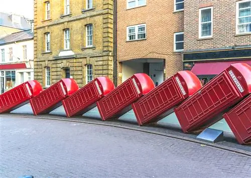 Скульптура падающих телефонных будок в Лондоне возвращается после реконструкции