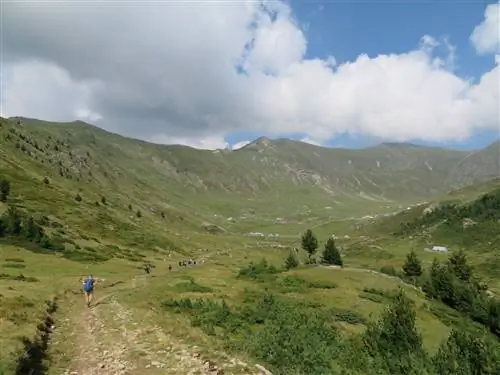 Деревня Добердол вдали