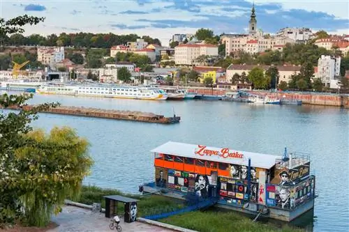 Баржа-баржа с ночным клубом Zappa Barka пришвартована на реке Сава.