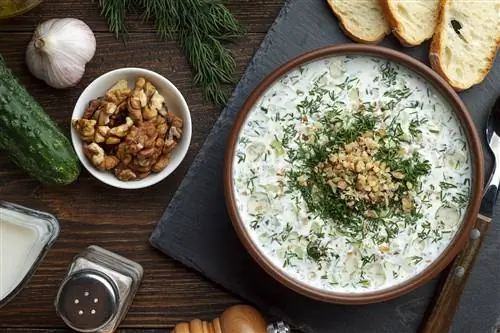 Домашний охлажденный таратор с орехами на деревянном деревенском фоне