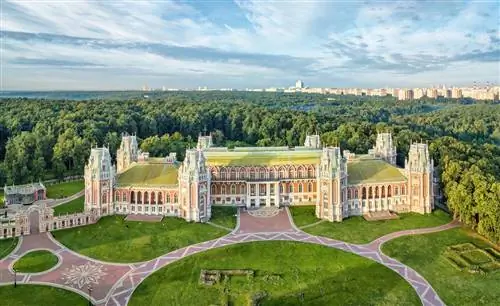 Вид с воздуха на дворец-резиденцию в парке Царицыно, Москва