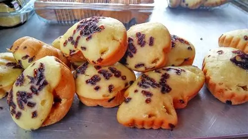 Kue cubit - обычная закуска во многих городах Индонезии.