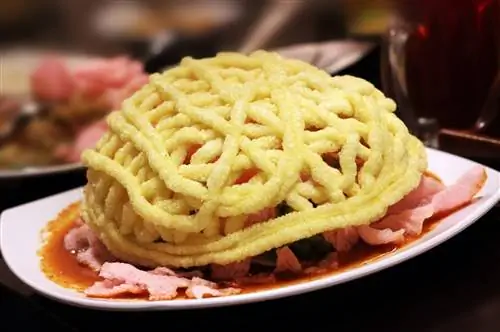 Asinan Betawi с желтым керупуком, индонезийской едой