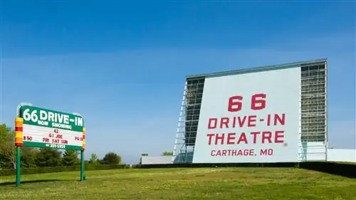 Исторический кинотеатр 66 Drive-in и неоновая вывеска на шоссе 66.