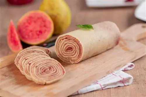 Bolo de rolo, нарезанный рулет с начинкой из гуавы