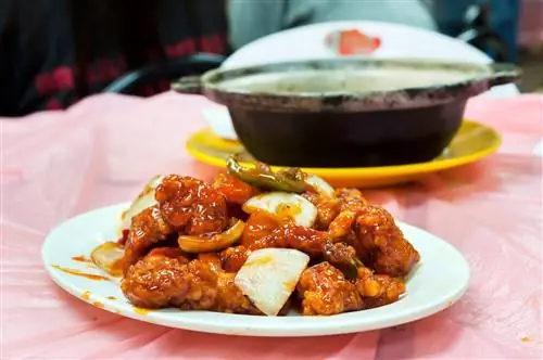 Кисло-сладкая курица в типичном гонконгском ресторане дай пай донг
