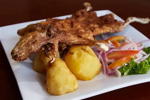 Эквадорская морская свинка, запеченная с картофелем