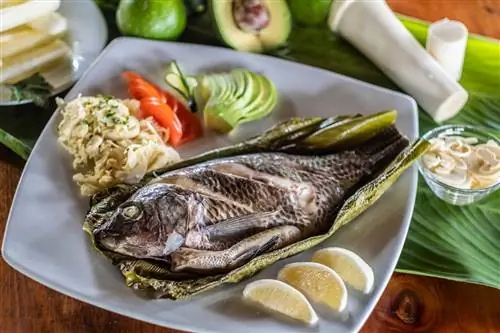 Эквадорское традиционное блюдо Maito de Pescado, рыба, завернутая в банановые листья