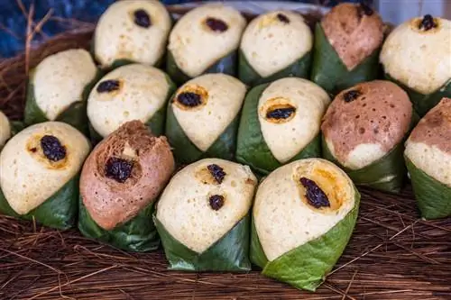 Quimbolitos, лепешки из кукурузной и пшеничной муки; завернутый в лист ачира