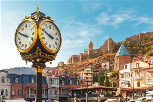 Удивительный вид на городские часы, площадь Старого Мейдана и древнюю крепость Нарикала солнечным утром, Тбилиси, Грузия.