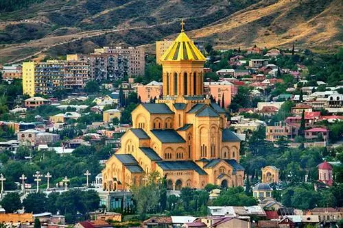 Вид на Свято-Троицкий собор Цминда Самеба в Тбилиси, Грузия