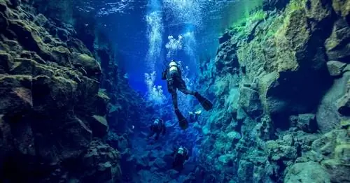 Погружение с аквалангом между тектоническими плитами в самом уникальном месте в мире