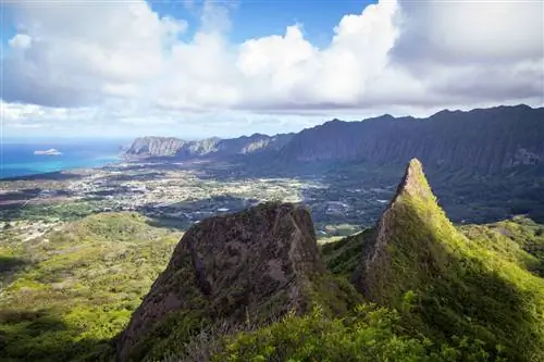 Вид с вершины пешеходной тропы оломана на Гавайях.
