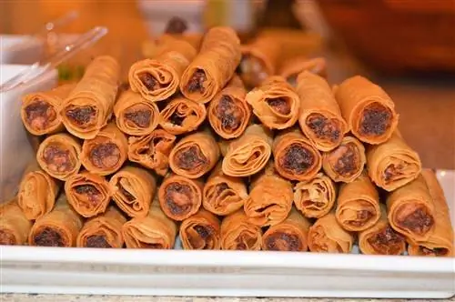 Филиппинские яйца Lumpia на белой квартире