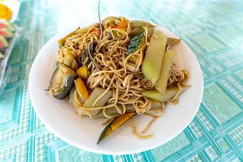 Canton Pancit на белом блюде