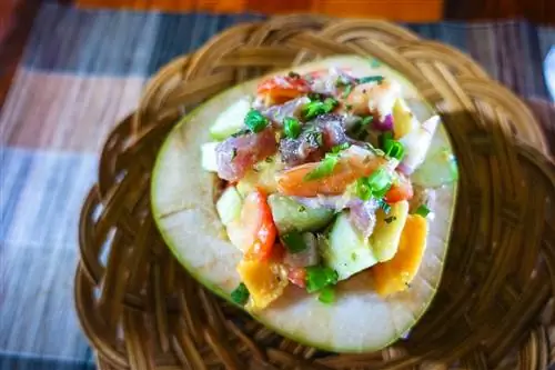 Kinilaw в кокосовой миске, филиппинское блюдо из сырой рыбы, такое как севиче