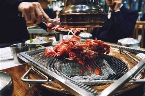 Жарка мяса в корейском ресторане