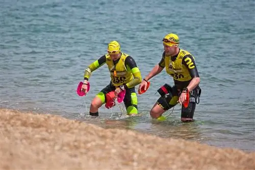 Участники соревнований Swimrun Costabrava