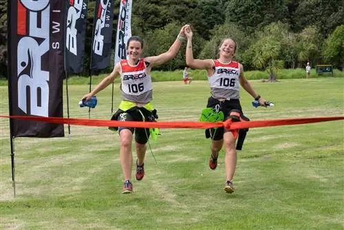 Два человека на финише Breca Swimrun