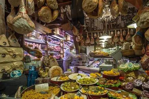 Окно типичного продуктового магазина в Болонье