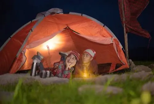 Пара использует лампы в своей палатке, чтобы разбить лагерь без костра