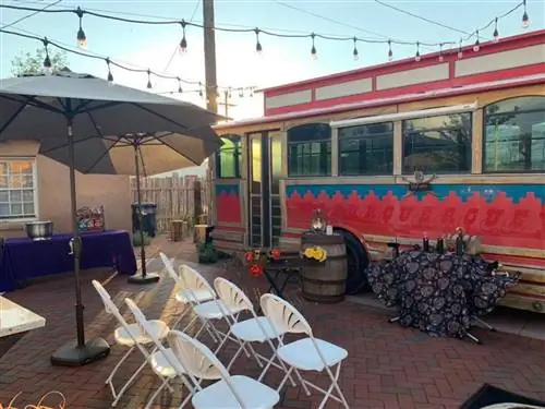 Окрашенная дамская кровать и пиво