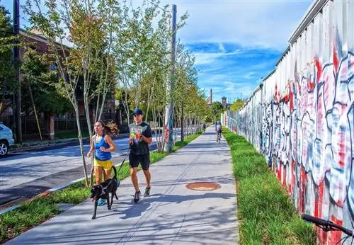 Люди бегут по Atlanta BeltLine