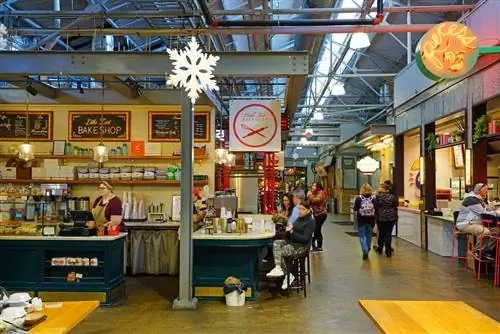 Внутри фудхолла