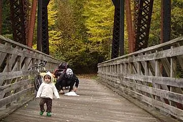 Дочь идет по мосту