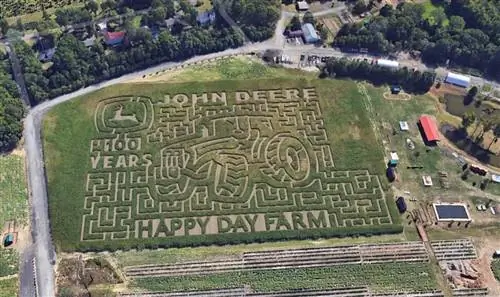 Вид с воздуха на кукурузные лабиринты Happy Day Farm в Маналапане, Нью-Джерси. Вид с воздуха на кукурузные лабиринты Happy Day Farm в Маналапане, Нью-Джерси.