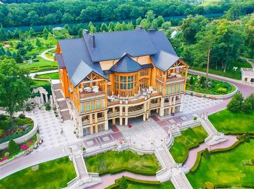Эта диковинная бывшая резиденция президента Украины стала общественным парком и музеем коррупции