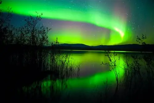 Северное сияние над озером Лаберж, территория Юкон, Канада,