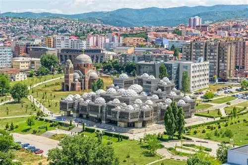 Вид с воздуха на столицу с некоторыми старыми зданиями, такими как Национальная публичная библиотека и Храм Христа Спасителя, Косово