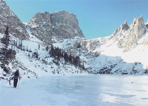 Человек в зимнем походе по тропе Dream Lake Trail в национальном парке Роки-Маунтин. Человек в зимнем походе по тропе Dream Lake Trail в национальном парке Роки-Маунтин.