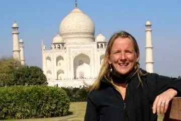 Что у тебя в рюкзаке, Бет Уитман?‏