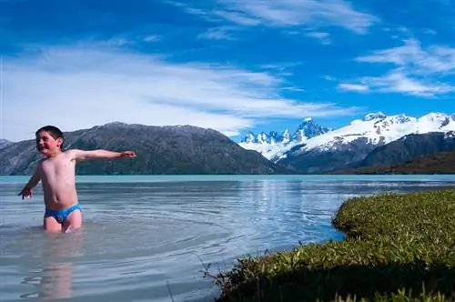 Мальчику, играющему в верховьях Айсена, угрожает проект плотины Хидроайсен