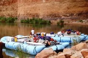 Кенни, ведущие лодочники, ловят рыбу с плотов на пит-стопе.