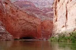 Пещера Рэдволл. Джон Уэсли Пауэлл считал, что пещера может вместить 50 000 человек. Возможно ближе к 1000.