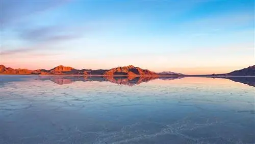 Широкий угол обзора солончаков Бонневиль на закате зимой