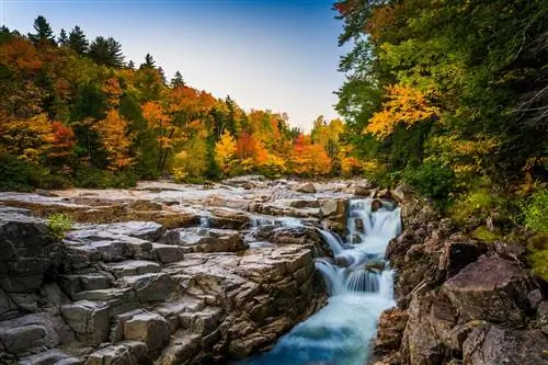 Осенний цвет и водопад в Скалистом ущелье,
