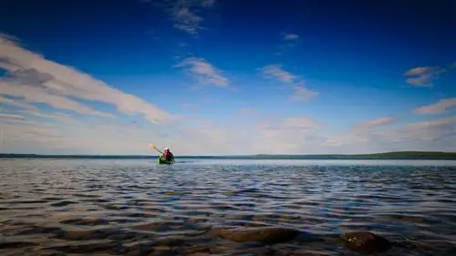 Гребля с пилснером в пустыне Саскачевана