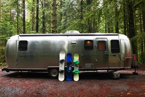 Зимний кемпинг Airstream и катание на горе Бейкер