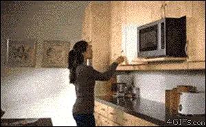 Выпавшая из шкафа посуда Tupperware кого-то опрокинула
