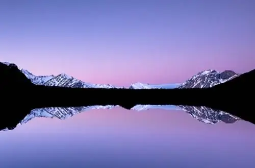 Горы отражаются в воде
