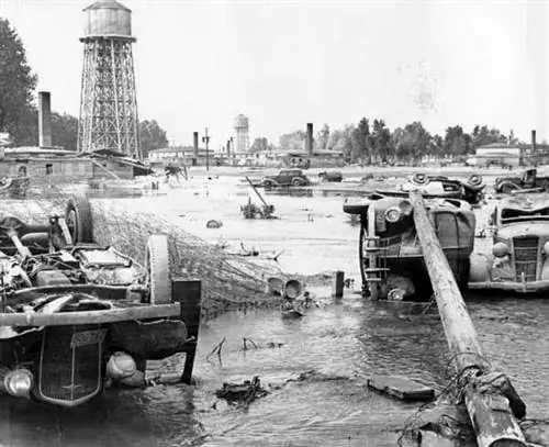 Vanport_flood_overturned_cars