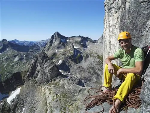 В окрестностях Нельсона также можно заняться альпинизмом. Это гора Гимли в хребте Валгалла. Альпинист: Дж. Т. Кростон, фото Винса Хемпсолла.