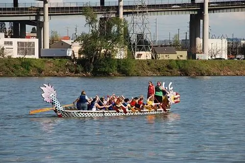 640px-Dragon_boat_practice_on_Willamette_River, _Портленд