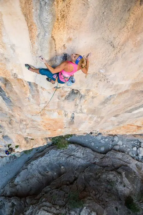 Саша ДиДжулиан совершает первое женское восхождение на Viaje de Los Locos (5.14a - 8b+) на Сардинии, Италия.