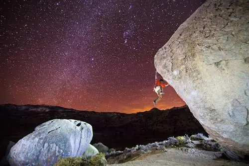 Чарли Барретт занимается боулдерингом в Buttermilks в Бишопе, Калифорния.